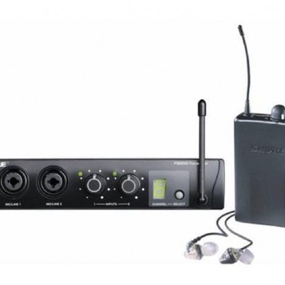 Sistema de áudio Shure preto com unidade base, antena, transmissor sem fio e auriculares.