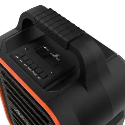 Coluna portátil preta com detalhes laranja e pega, controles e entrada USB/SD