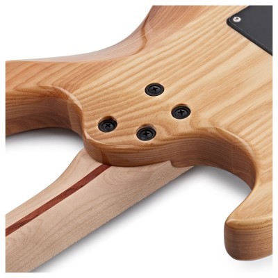 Parte traseira de guitarra elétrica em madeira clara com quatro parafusos pretos