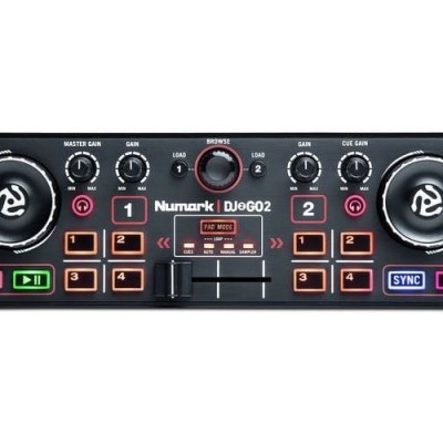 Controlador DJ Numark DJB02 preto com botões coloridos e dois decks