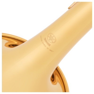 Trompete dourado metálico com logótipo Yamaha e texto na superfície