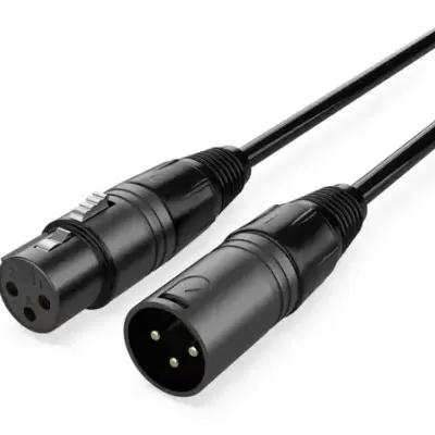 Cabo de áudio preto com conectores XLR de metal e três pinos
