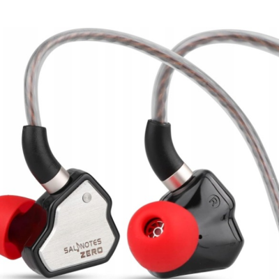 Auscultadores intra-auriculares preto e prata com ponteiras vermelhas e cabo transparente