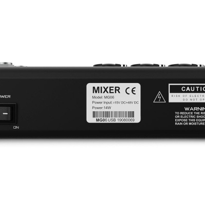 Mixer áudio preto com etiquetas e interruptor na parte traseira