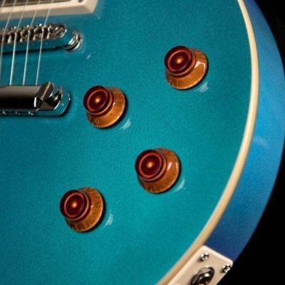 Guitarra elétrica azul metálica com botões âmbar e ponte cromada