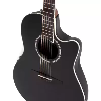 Guitarra acústica elétrica preta com contorno branco e seis cordas em fundo branco.