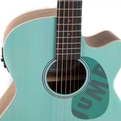 Guitarra acústica azul claro com escudo 'JUMA' e corpo em madeira natural