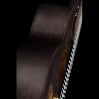 Violoncelo de madeira escura com cordas