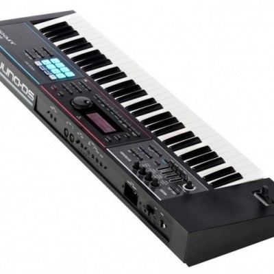 Teclado MIDI Roland JUNO-DS preto com teclas brancas e pretas.