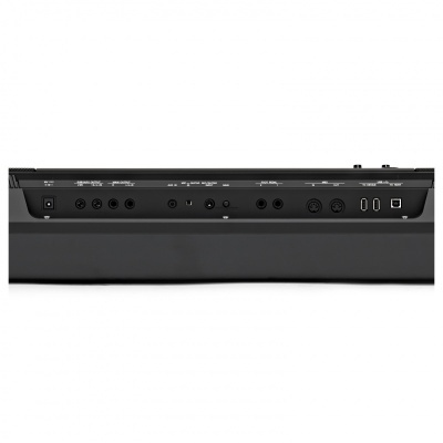 Parte traseira de teclado musical preto com conexões diversas