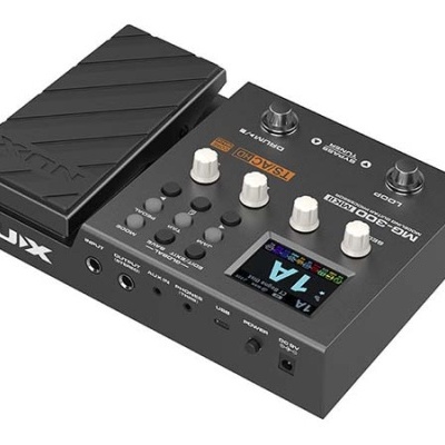 Pedaleira de guitarra eletrica NUX preta com pedal e ecrã digital colorido.