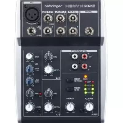 Mesa de mistura Behringer XENYX 502S com várias entradas, botões de controlo e indicadores luminosos.