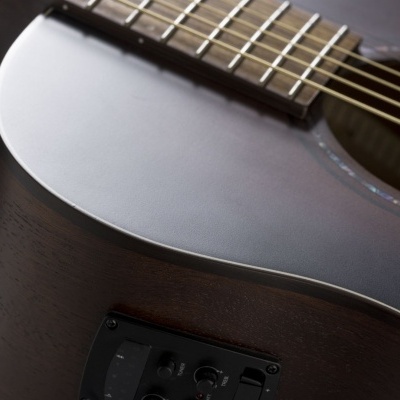 Guitarra acústica de madeira escura com controlador eletrônico embutido
