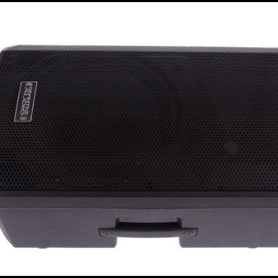 Coluna de som preta com grelha metálica frontal e pega integrada