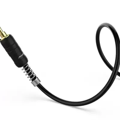 Cabo áudio com conector jack 3,5 mm dourado e cabo preto