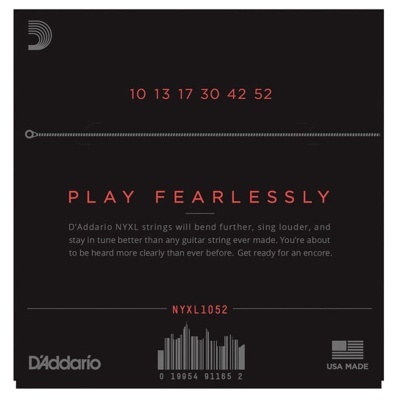 Embalagem preta de cordas para guitarra D'Addario com texto vermelho e branco.