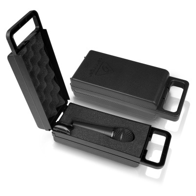 Caixa de transporte preta com microfone e espuma interior protetora.