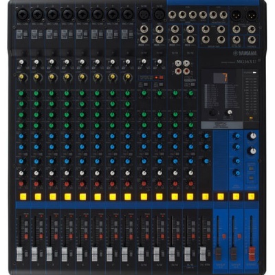 Mesa de mistura Yamaha MG16XU com múltiplos botões coloridos e conectores