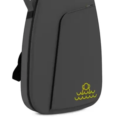 Mochila preta com logótipo amarelo estilizado.