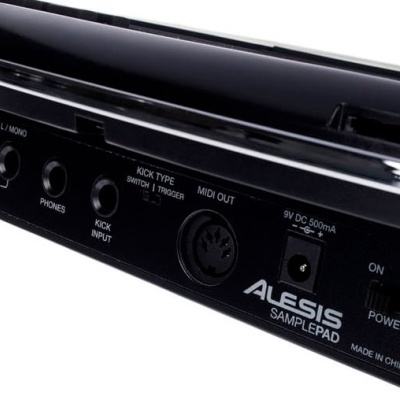 Detalhe traseiro do Alesis SamplePad com várias entradas e botões