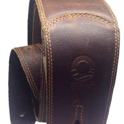 Cinto de couro castanho com costuras brancas e marca Centro G4