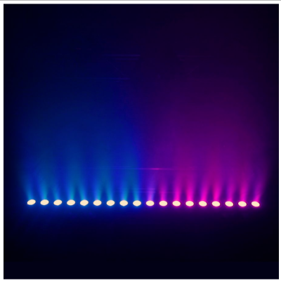 Barra de luzes LED azuis e rosas em fundo escuro