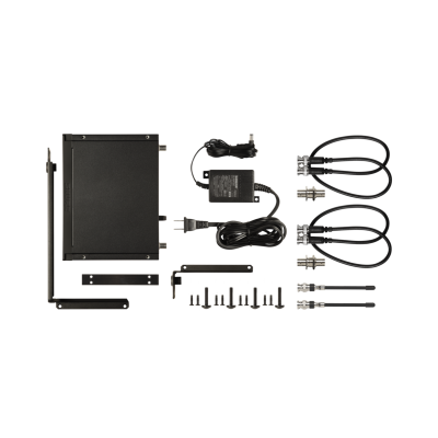 Componentes eletrónicos e cabos em preto dispostos sobre fundo branco