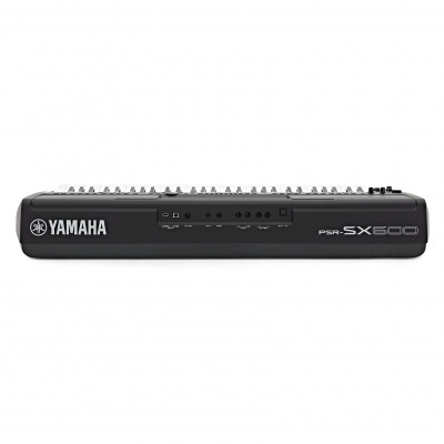 Teclado musical Yamaha PSR-SX600 preto visto de frente