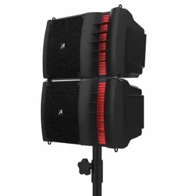 Colunas de som pretas com detalhes vermelhos montadas verticalmente