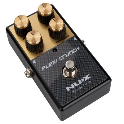 Pedal de efeito para guitarra preto e dourado com botões e interruptor