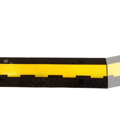 Calha para cabo preta com tampa amarela e parte móvel ajustável em fundo branco