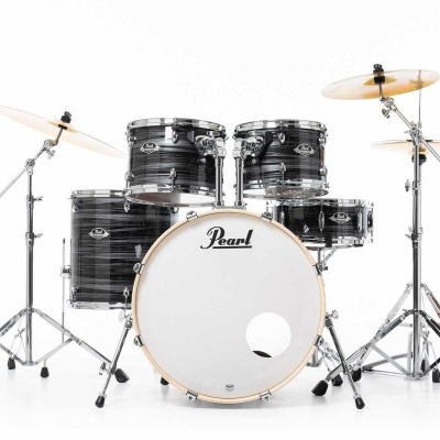 Bateria acústica Pearl com acabamento riscado preto e branco e pratos metálicos