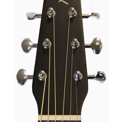 Cabeça de guitarra acústica preta com cravelhas metálicas e cordas