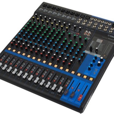 Mesa de mistura de áudio Yamaha com botões coloridos e sliders