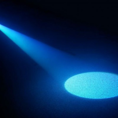 Feixe de luz azul projetado no escuro formando um círculo