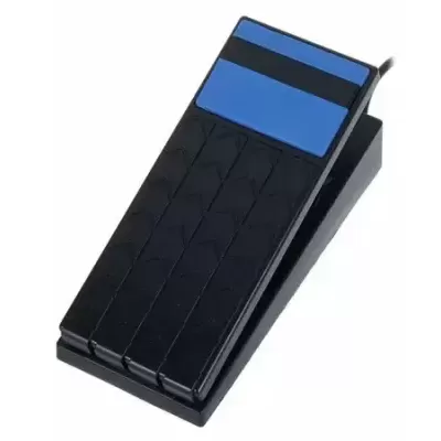 Pedal ou controlador preto com parte azul em fundo branco