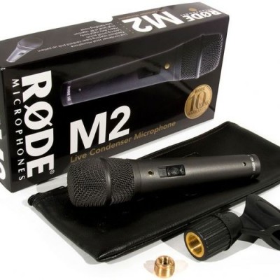 Microfone RØDE M2 com estojo e acessórios e caixa ao fundo