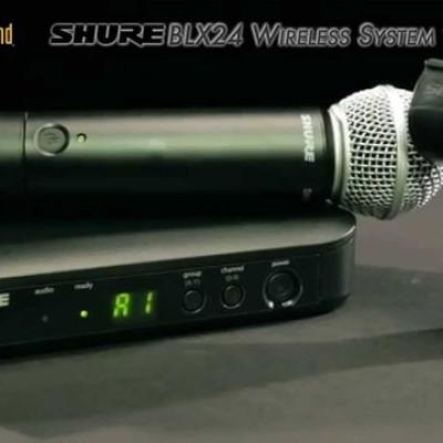 Microfone sem fios SHURE BLX24 com base transmissora preta e suporte para microfone