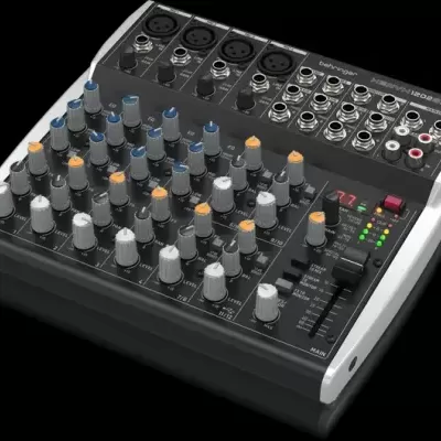 Mesa de mistura de áudio preta com botões e entradas
