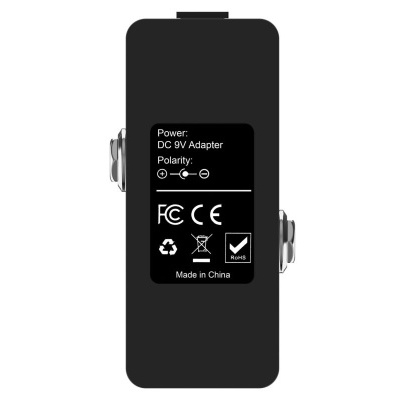 Carregador automóvel preto com etiquetas e símbolos