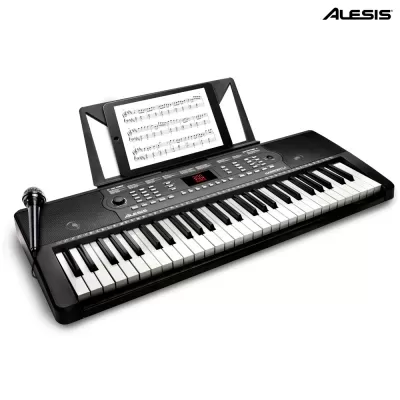 Teclado musical preto Alesis com 49 teclas, painel de controlo, suporte para tablet e microfone