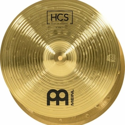 Prato de bateria Meinl dourado com textura circular e marca HCS