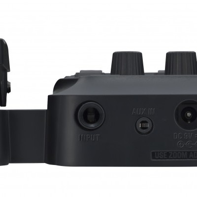 pedal de guitarra preto com tampo articulado e botões pretos