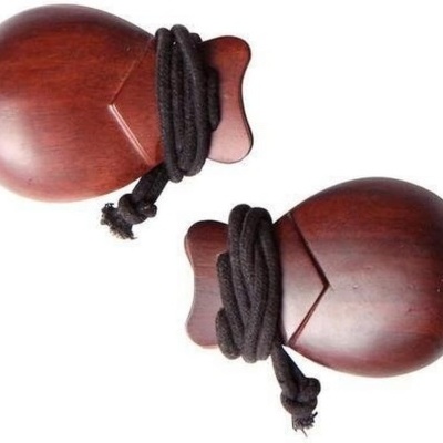Par de castanholas em madeira castanha com corda preta enrolada