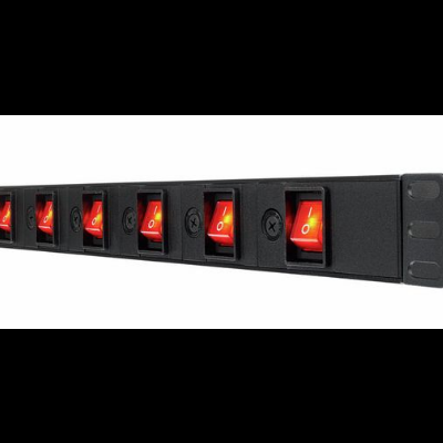 Painel de interruptores eléctricos pretos com indicadores vermelhos