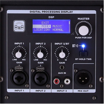 Painel de controlo de processador digital com ecrã azul e botões giratórios