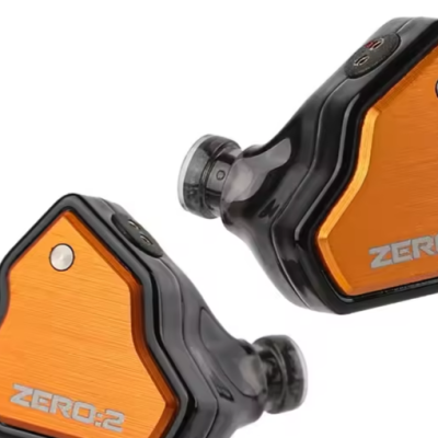 Auriculares in-ear preto e laranja com texto ZERO 2
