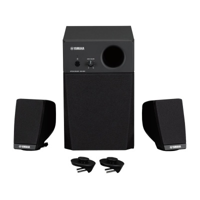 Conjunto de colunas Yamaha preto com duas colunas pequenas, uma colunas subwoofer maior e dois suportes de plástico