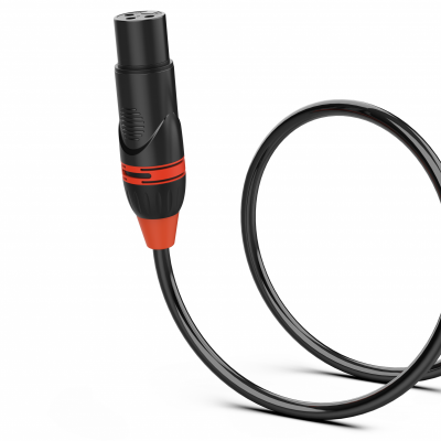 Cabo XLR preto com conector metálico e detalhe vermelho num fundo branco