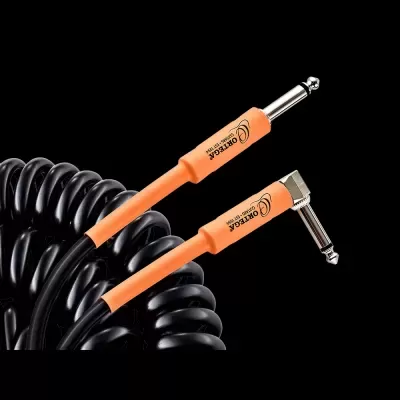 Cabo de áudio coaxial enrolado com conectores jack 6.35mm em fundo preto